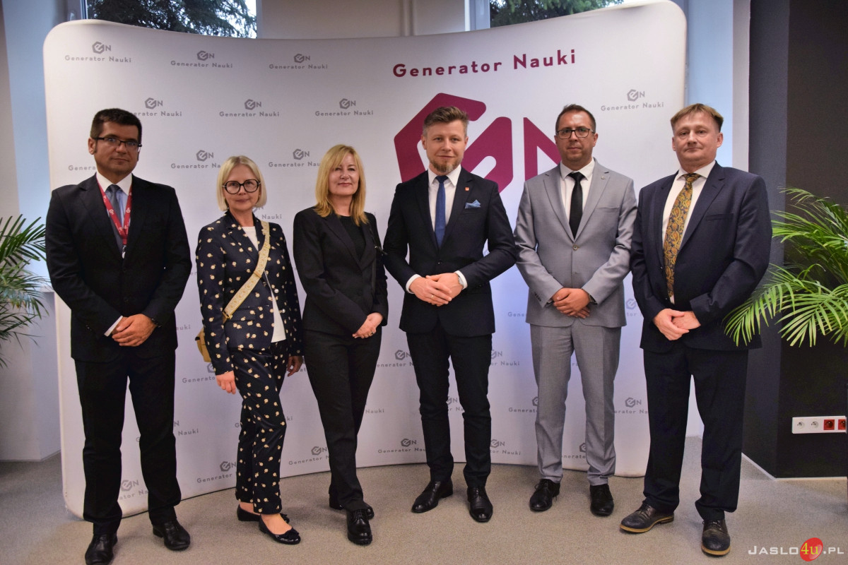 Podpisanie porozumienia między Miastem Jasłem a AHE w Łodzi Oddział w Jaśle