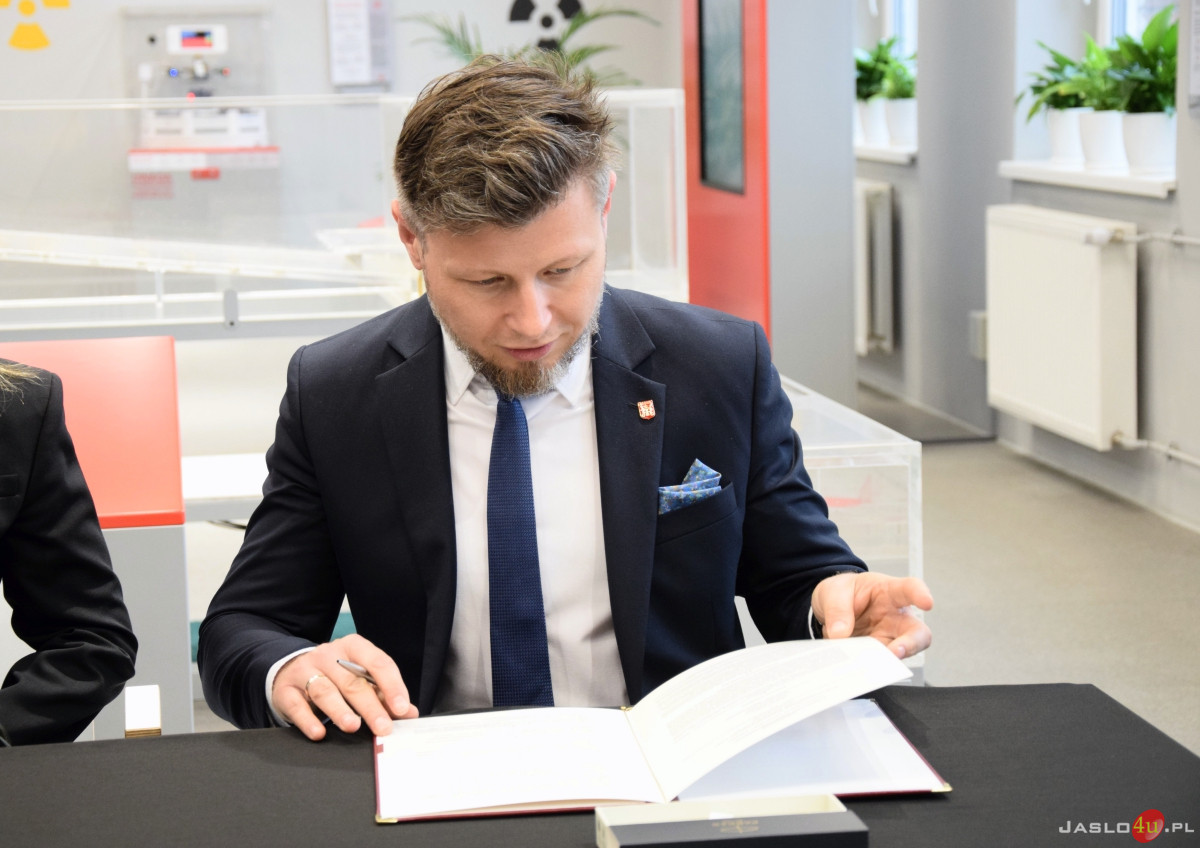 Podpisanie porozumienia między Miastem Jasłem a AHE w Łodzi Oddział w Jaśle