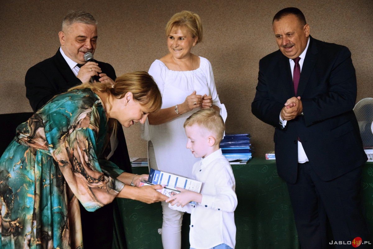 Uroczysty apel z okazji zakończenia roku szkolnego w SP nr 4 w Jaśle