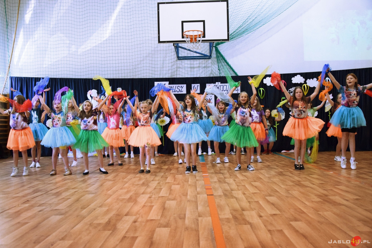Uroczysty apel z okazji zakończenia roku szkolnego w SP nr 4 w Jaśle