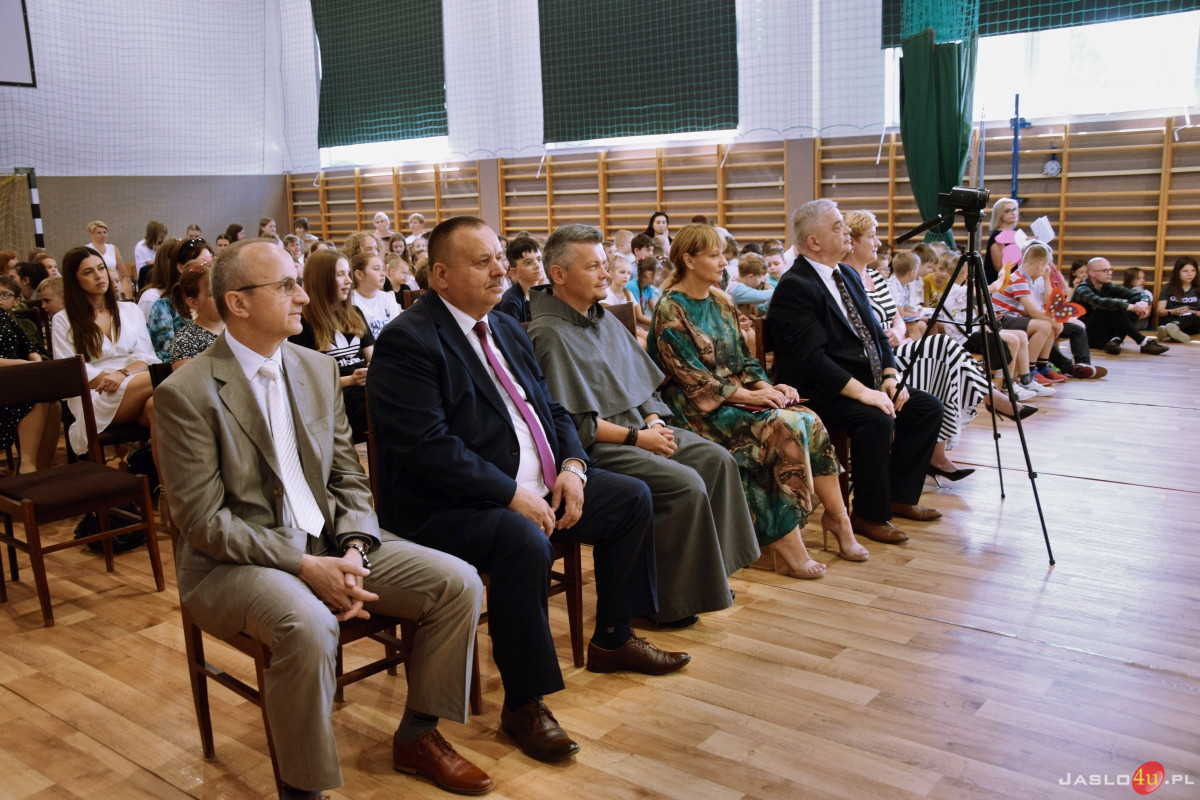 Uroczysty apel z okazji zakończenia roku szkolnego w SP nr 4 w Jaśle