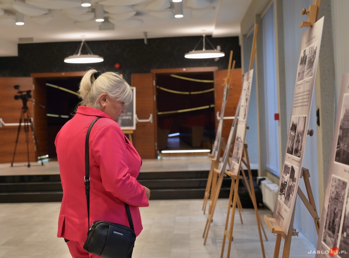 Pokaz filmu pt. "Zrównać z ziemią" w JDK