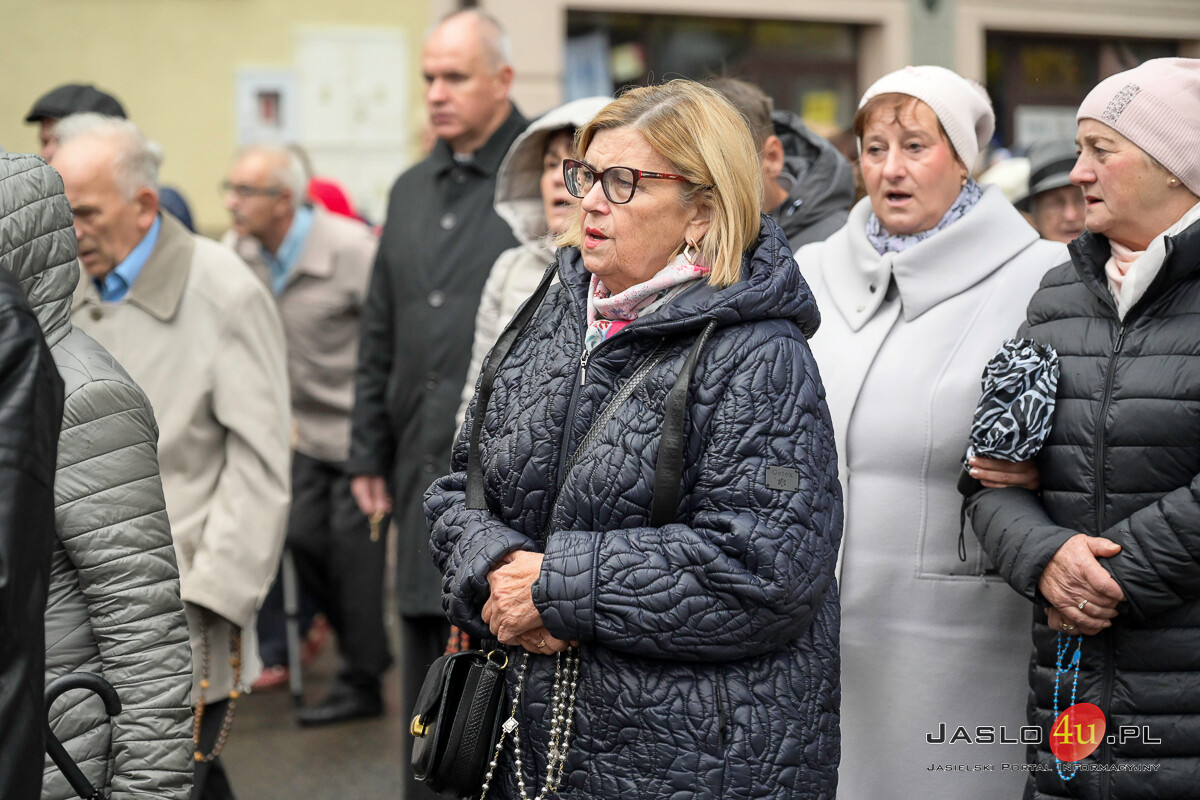Procesja różańcowa ulicami Jasła 2024