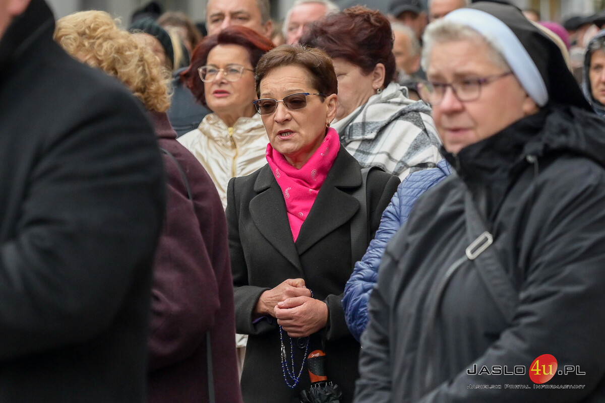 Procesja różańcowa ulicami Jasła 2024