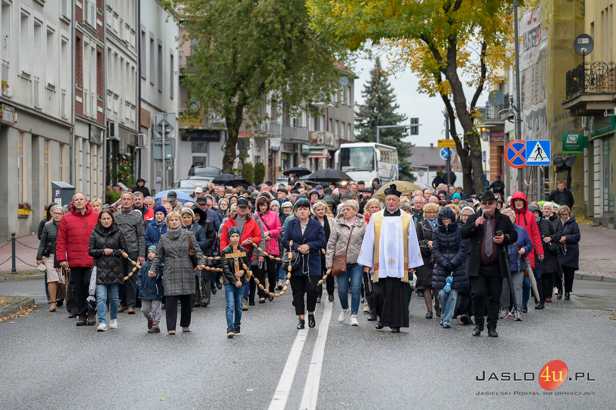 Procesja różańcowa ulicami Jasła 2024