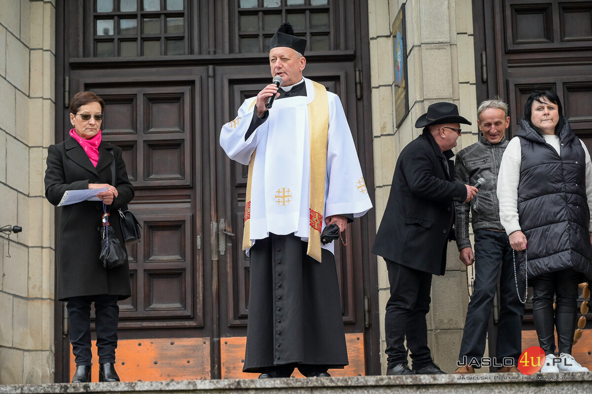 Procesja różańcowa ulicami Jasła 2024
