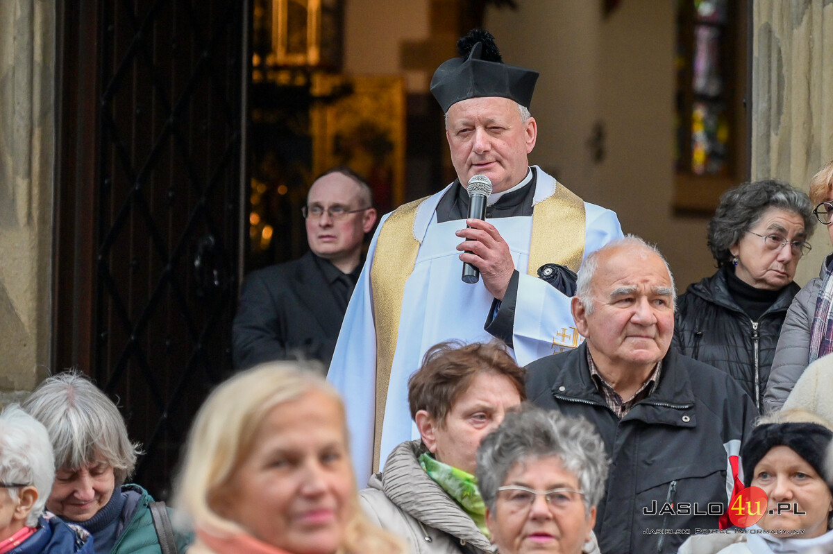 Procesja różańcowa ulicami Jasła 2024