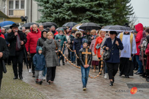 Procesja różańcowa ulicami Jasła 2024