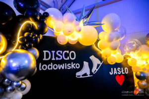 Dyskoteka na lodzie na krytym lodowisku w Jaśle