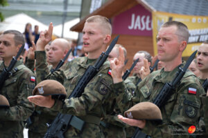Uroczysta przysięga żołnierzy WOT na jasielskim rynku