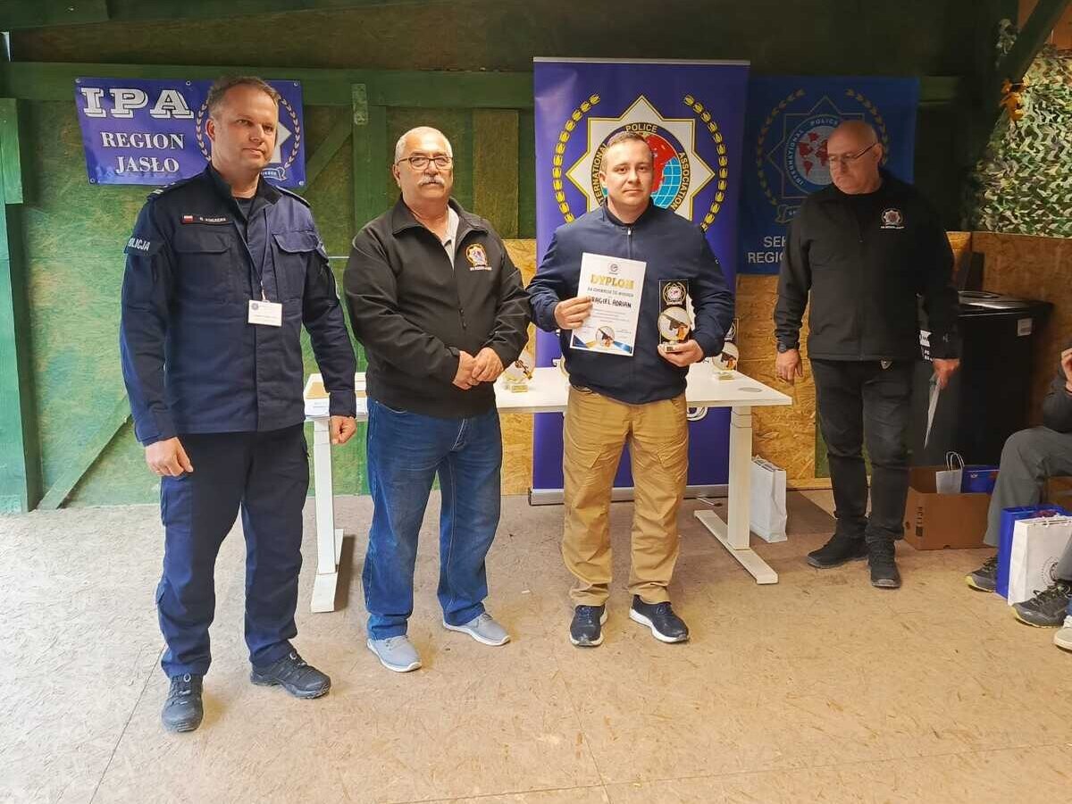Jasielscy policjanci na podium turnieju strzeleckiego