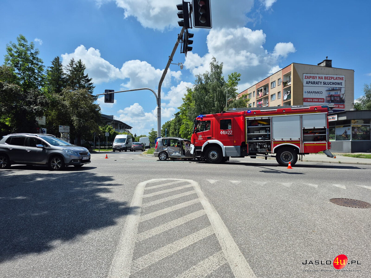 Zderzenie w centrum Jasła. Samochód straży pożarnej uczestniczył w zderzeniu podczas dojazdu do akcji